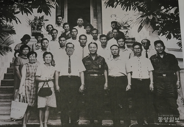 1969년 7월 주월한국군 사령부에 신고차 방문했을 때 찍은 사진. 김용휴(앞줄 가운데 군복) 부사령관과 백창기(앞줄 왼쪽에서 세번째) 의료단장, 곽완길씨(두번째줄 왼쪽에서 세번째)와 의료단이 기념촬영하고 있다.