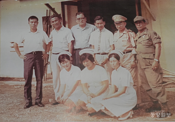 임무 중 곽완길씨(맨 오른쪽)가 의료반원과 월남원장, 미고문단 담당관과 함께 기념촬영하고 있다.