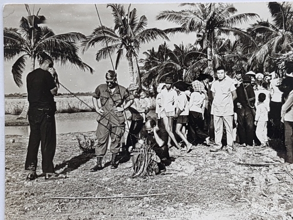 베트남 주민들과 미군 장병이 함께 공습에 대비한 교육을 받고 있다.