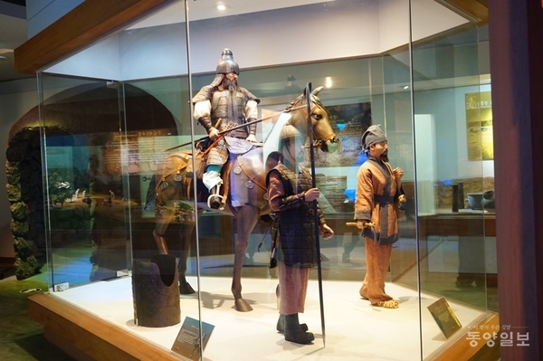 ▲ 청주백제유물전시관에는 발견된 유물을 토대로 재현한 백제시대 군사모형이 전시돼 있다.