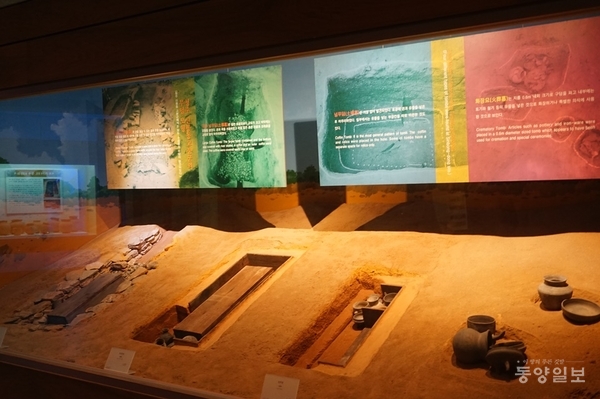 백제유물전시관에 전시돼 있는 백제시대 매장풍습 재현모형.