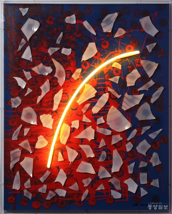 이후창, Touch of Light, 75x90x8cm , Glass, Neon, Mixing materials