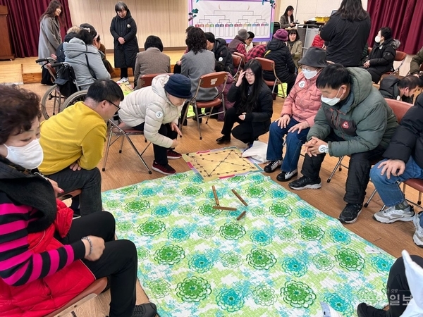 증평군장애인복지관(관장 정찬연)은 10일 정월 대보름을 맞아 복지관 이용자 50여 명이 참석한 가운데 윷놀이를 함께 즐기고 있다. / 증평군