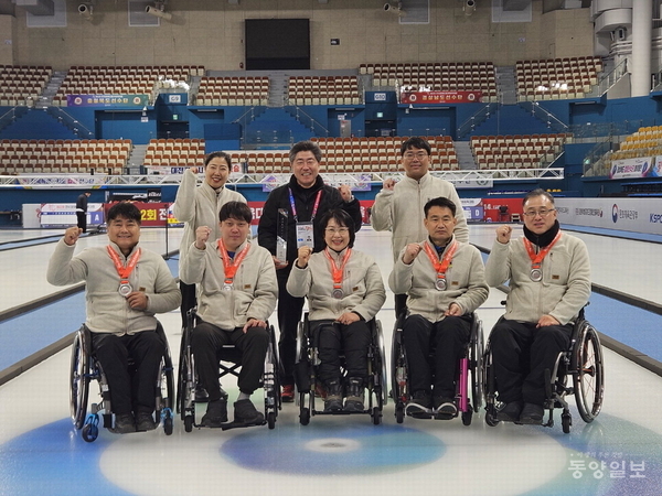 ▲ 지난 14일 충북 휠체어컬링 선수들이 은메달을 따낸 뒤 기념 촬영을 하고 있다./충북장애인체육회