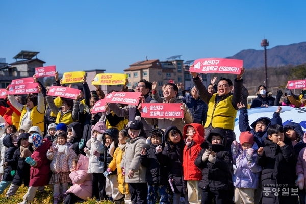 증평군은 20일 증평읍 송산리 764번지 송산초 신설부지의 청보리밭에서 송산초 신설을 기원하는 ‘청보리밟기’ 행사를 실시했다. / 증평군