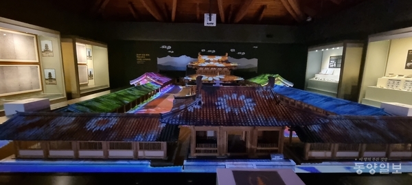12분의 1로 축소 복원된 정림사지 전경이 전시돼 있다. 사진=도복희 기자