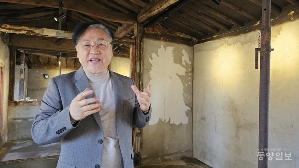 ▲오헨리 교수가 김복진 생가에서 하나씩 드러나는 실체를 설명하고 있다.