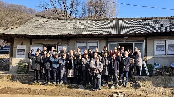 21일 김복진 생가 첫 전시회 참석자들이 파이팅을 외치고 있다.