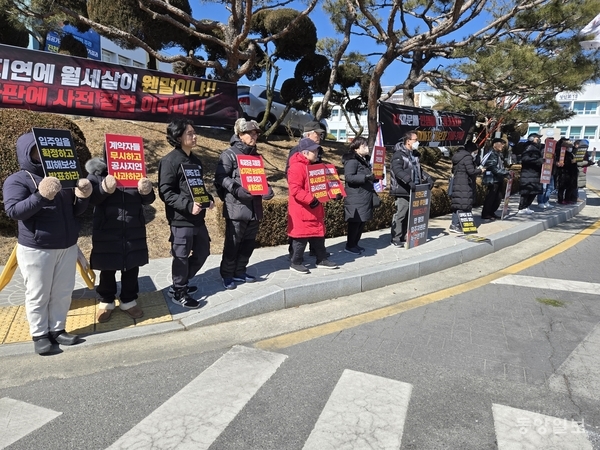 진천읍 교성리에 건축중인 '풍림아이원 트리니움 아파트' 입주 예정자 70여 명은 24일 진천군청 정문에서 집회를 갖고 공사지연에 따른 ‘보상금’과 ‘입주지연에 따른 해결책 마련’ 등을 요구하고 있다. 이 아파트(2450가구)는 당초 입주예정일이 2023년 10월31일이었으나 2024년 6월, 2024년 10월, 올 상반기 등으로 연기됐다.  진천 김병학 기자
