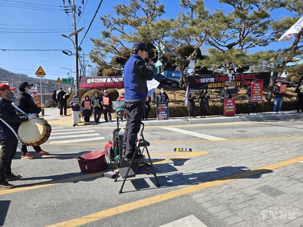 진천읍 교성리에 건축중인 '풍림아이원 트리니움 아파트' 입주 예정자 70여 명은 24일 진천군청 정문에서 집회를 갖고 공사지연에 따른 ‘보상금’과 ‘입주지연에 따른 해결책 마련’ 등을 요구하고 있다. 이 아파트(2450가구)는 당초 입주예정일이 2023년 10월31일이었으나 2024년 6월, 2024년 10월, 올 상반기 등으로 연기됐다.  진천 김병학 기자
