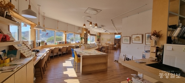 송정그림책마을찻집 내부 모습  