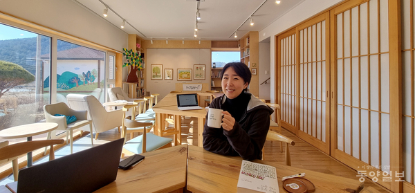 이선정 사무장이 송정그림책마을에 대해 소개하고 있다. 