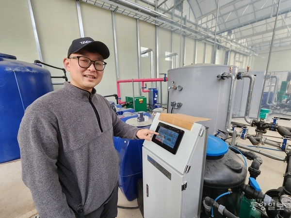 영동나들팜 최동원 대표가 양액재배기 가동법을 설명하고 있다.