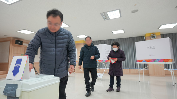1회 전국동시 새마을금고이사장 선거일인 5일 청주시 청원구 내덕동 내율사새마을금고 본점(6층)에 설치된 내덕1동 투표소에서 한 유권자가 소중한 한 표를 행사하고 있다. 사진 손상훈 기자