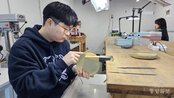 ▲정혁진 운영작가가 금속공예 작업에 몰두하고 있다.