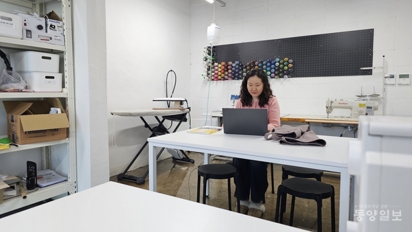 ▲섬유공예 공방에서 이혜미 작가가 시연하고 있다.