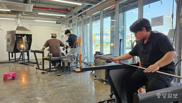 ▲유리공예 블로잉실에서 청주대 공예전공학생들이 실습에 임하고 있다.