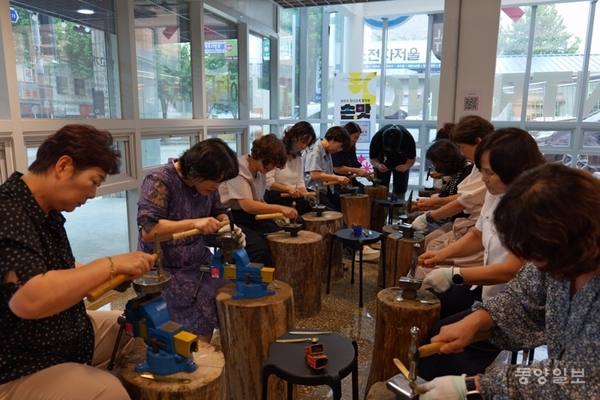 ▲원데이클래스 참여자들이 금속공예 체험을 하고 있다.
