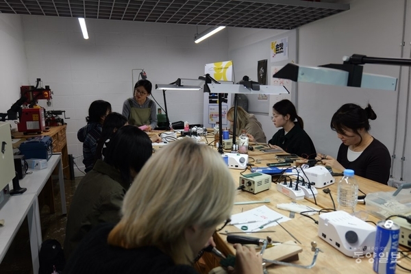 ▲원데이클래스 참여자들이 섬유공예 체험을 하고 있다.