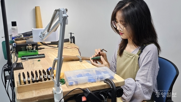 ▲최주연 금속공예작가가 패션주얼리 제작을 하고 있다.
