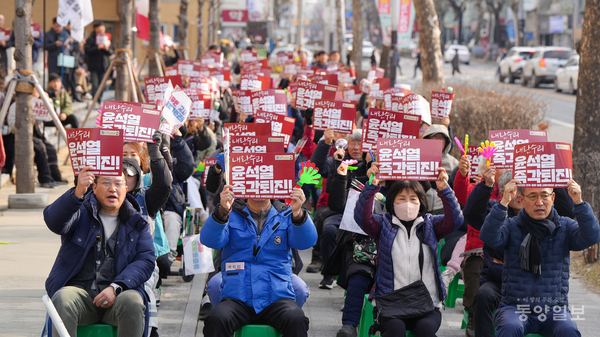 지난 8일 청주시 상당구 충북도청 서문에서 충북도민 비상시국대회에 참석한 시민들이 윤석열 대통령 구속취소 결정을 규탄하고 있다. [사진=손상훈 기자]