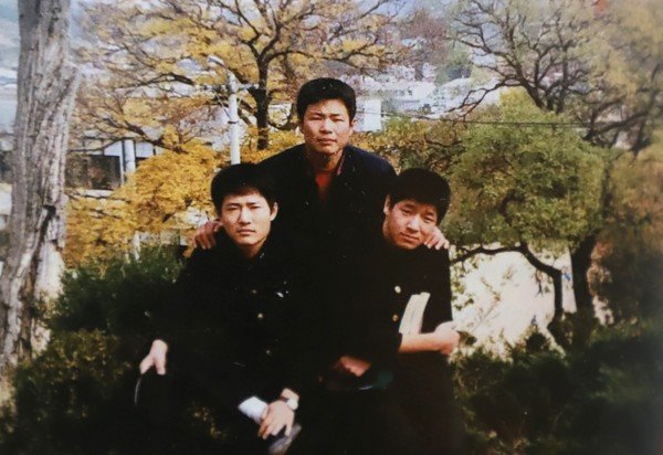 최 시장은 공부도 잘해 유구중을 수석 졸업한 뒤 명문 공주사대부고에 합격했다. 맨 오른쪽이 최 시장.