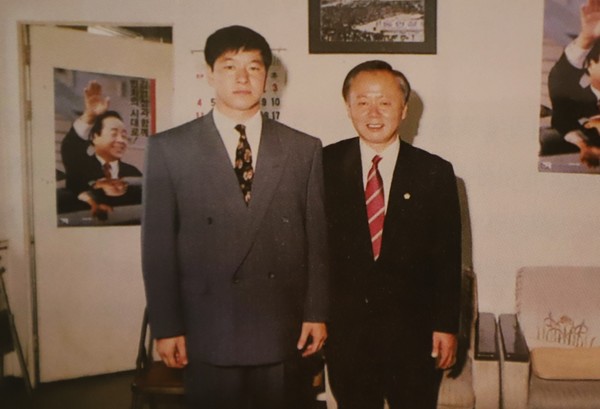 최 시장의 운명을 바꾼 만남, 공주를 지역구로 둔 이상재 전 의원과 한솥밥을 먹으며 정치를 시작했을때의 모습.