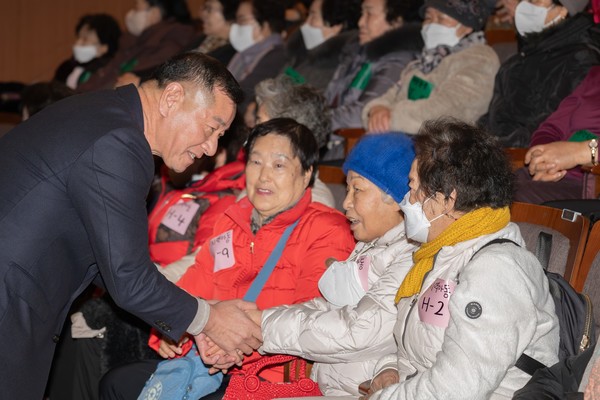 행사장에서 노인들에게 다가가 고개 숙여 민원을 듣고 의견을 청취하는 최시장.