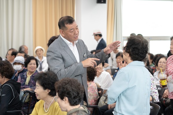 최 시장은 언제 어디서 누구를 만나든 항상 진솔한 자세로 이야기를 듣고 적극적으로 답한다. 때론 참모들이 할 일이 없다.