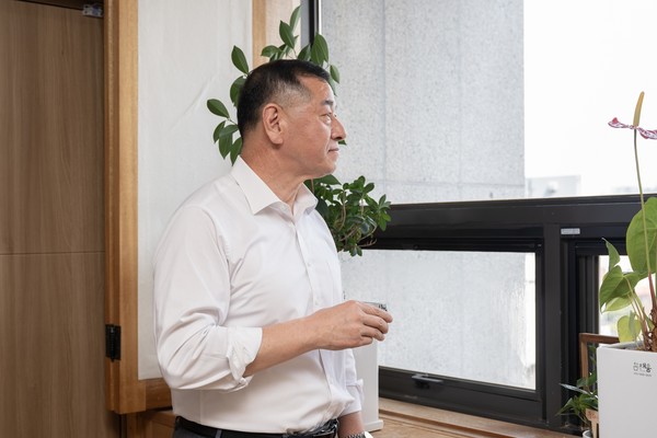 최 시장이 시장실에서 창밖을 보며 업무 구상을 하고있다. 그는 공주를 대전 세종과 함께 상생하는 메가시티로 만드는게 꿈이다.