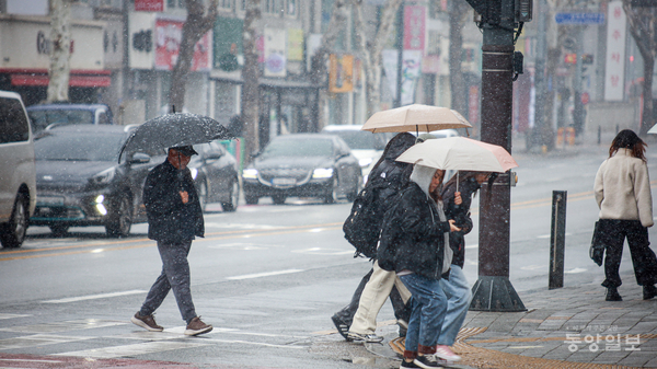 대설주의보가 내려진 18일 청대사거리에서 시민들이 눈을 맞으며 횡단보도를 건너고 있다. [사진=손상훈 기자]