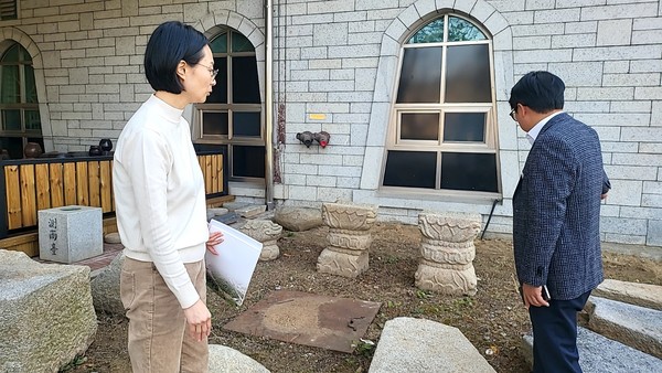 임승수(오른쪽) 문화유산과장과 방승연 학예연구사가 숙종태실 현장에서 수습한 유물 부재를 설명하고 있다.