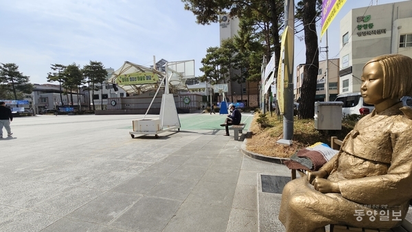 평화의 소녀상이 바라다 보는 청소년 광장 바로 앞에 청소년 센터가 자리하고 있다.