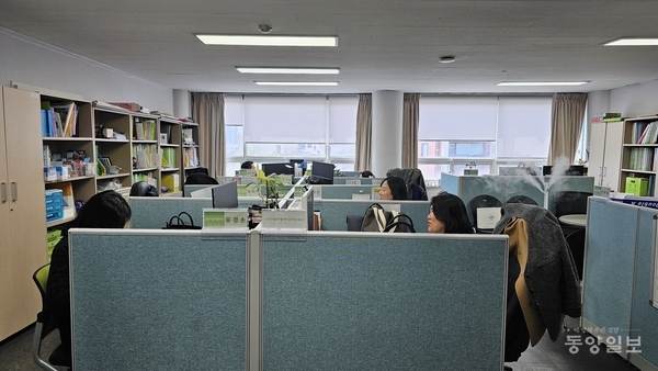 청소년센터 사무실에는 상근, 비상근 직원 30여명이 청소년 복지를 위해 근무하고 있다.