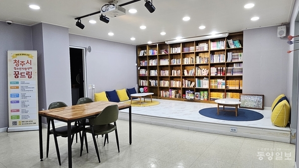 로비 휴게공간에서 청소년들이 대화하며 교류하기도 한다.