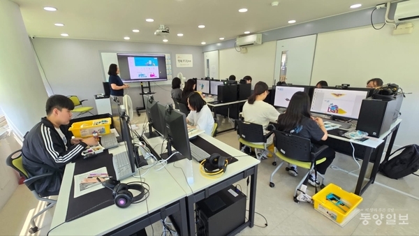 학교밖 청소년들이 IT 공동작업장에서 코딩 장기교육에 임하고 있다. 교육 후 다른 강좌에 강사로 나서기도 한다.