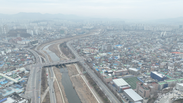 ▲ 전국에 미세먼지 농도가 ‘매우 나쁨’ 수준을 보인 25일 서원대에서 바라본 청주 도심이 뿌옇게 변해 있다. [사진=손상훈 기자]