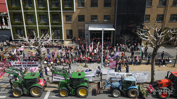 26일 충북도청에서 현도면 주민들이 집회를 열어 청주시가 현도산업단지에 추진하는 재활용 선별센터 건립을 반대하는 트랙터시위를 하고 있다.[사진=손상훈 기자]