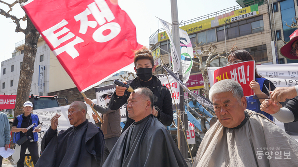 26일 충북도청에서 현도면 주민들이 집회를 열어 청주시가 현도산업단지에 추진하는 재활용 선별센터에 대한 전면 백지화를 촉구하며 삭발을 하고 있다.[사진=손상훈 기자]
