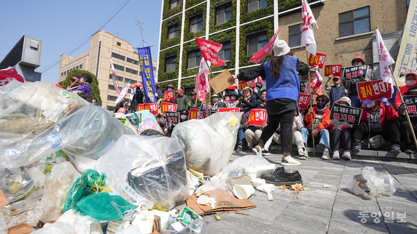 26일 충북도청에서 현도면 주민들이 집회를 열어 청주시가 현도산업단지에 추진하는 재활용 선별센터에 대한 전면 백지화를 촉구하고 있다.[사진=손상훈 기자]