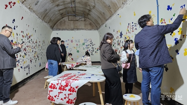 문양 체험존에서 가족 관람객들이 작품을 만들어 보고 있다.