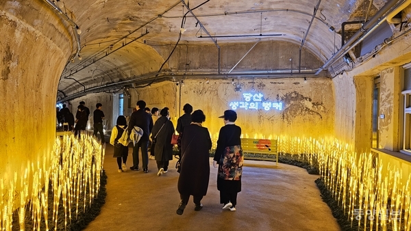 대성로 충북문화관 쪽 입구의 노랑 조명밭 사이를 사람들이 걸어가고 있다. 인기있는 포토존이기도 하다.