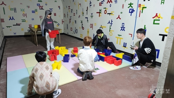 양기용, 심규석 작가의 한글 조형물 체험존에서 자신만의 조형물을 만들고 있는 청소년들.