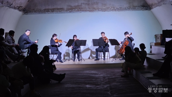 휴식광장의 방에서 관현악 합주가 펼쳐지고 있다.