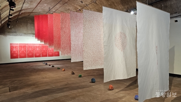 이규식 작가의 붉은 글씨 자서전 설치 작품