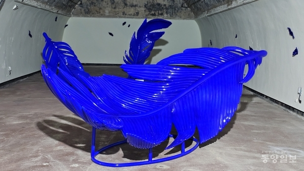 조은필 작가의 파란색 날개 설치 작품 ‘깃털들’