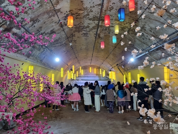 수백 개의 지등이 설치된 꽃등의 방에 사람들이 몰려 있다.