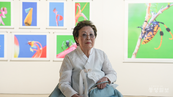 청바지에 카메라 가방 대신 흰색과 옥색의 한복을 곱게 차려입은 조유성 작가가 개막식에서 포즈를 취하고 있다.