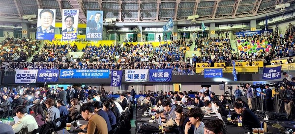 19일 오후 청주체육관에서 열린 ‘21대 대통령선거 후보자 선출을 위한 충청권 합동연설회’에 참석한 당원들이 후보이름을 연호하고 있다. 사진 손상훈 기자