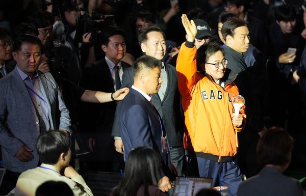 19일 오후 청주체육관에서 열린 ‘21대 대통령선거 후보자 선출을 위한 충청권 합동연설회’에 참석한 김동연 후보가 대전이 연고지인 프로야구팀 한화이글스 점퍼를 입고, 한화이글스 응원가 속에 행사장에 입장하고다. 사진 손상훈 기자